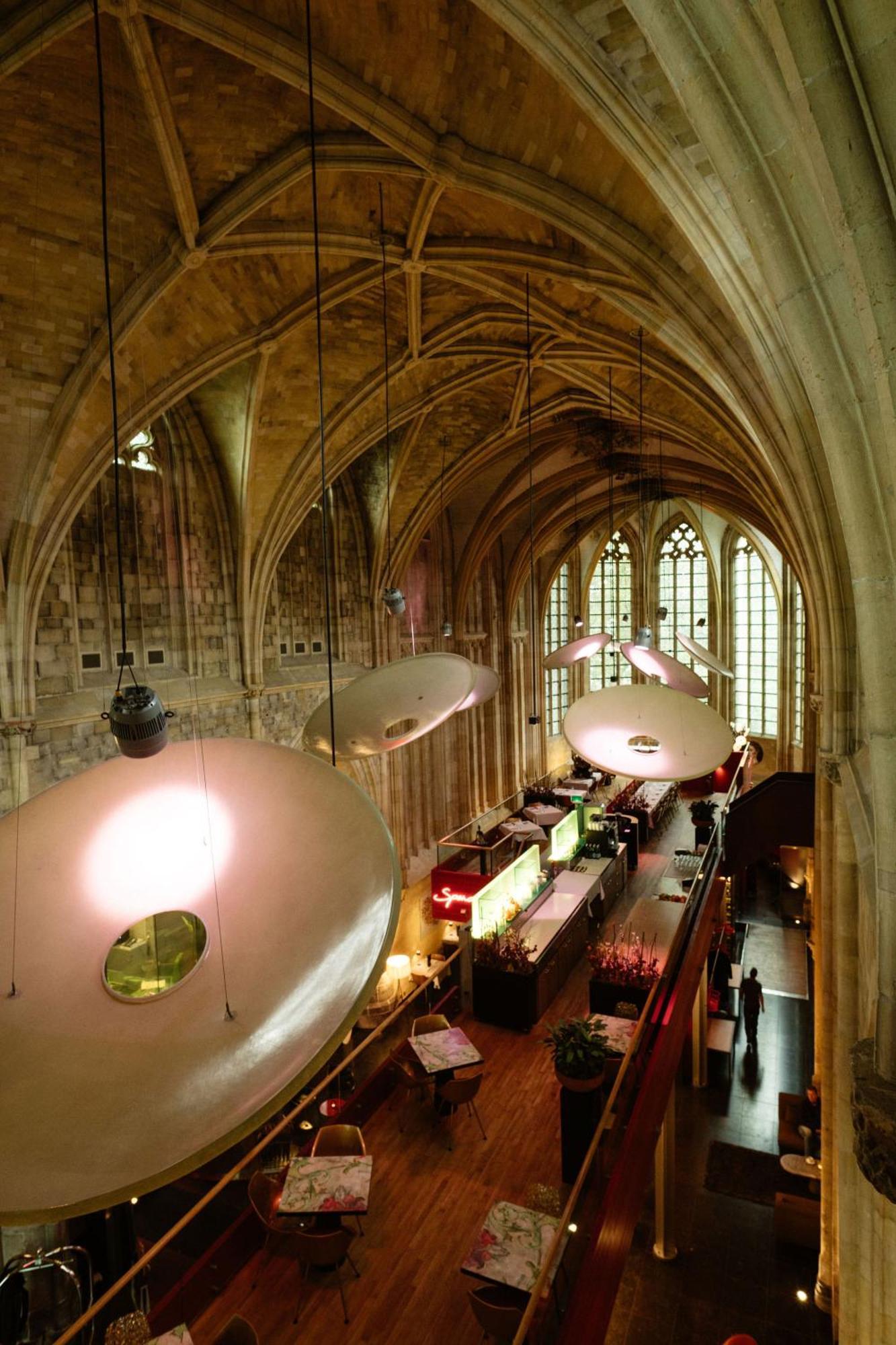 Kruisherenhotel Maastricht - Oostwegel Collection, Member Of Design Hotels Eksteriør billede The restaurant at the St Pancras Renaissance Hotel