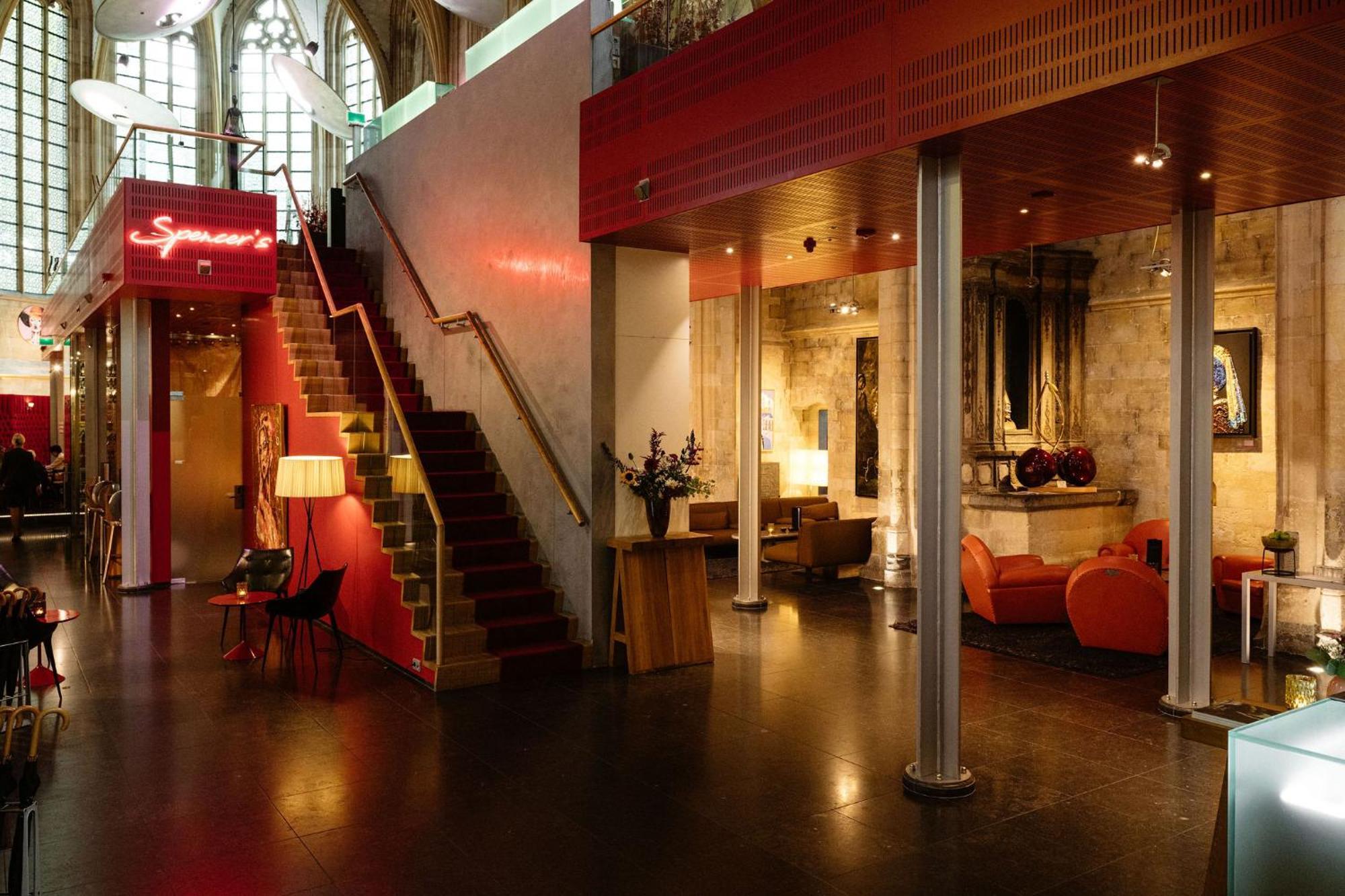 Kruisherenhotel Maastricht - Oostwegel Collection, Member Of Design Hotels Eksteriør billede The interior of the hotel