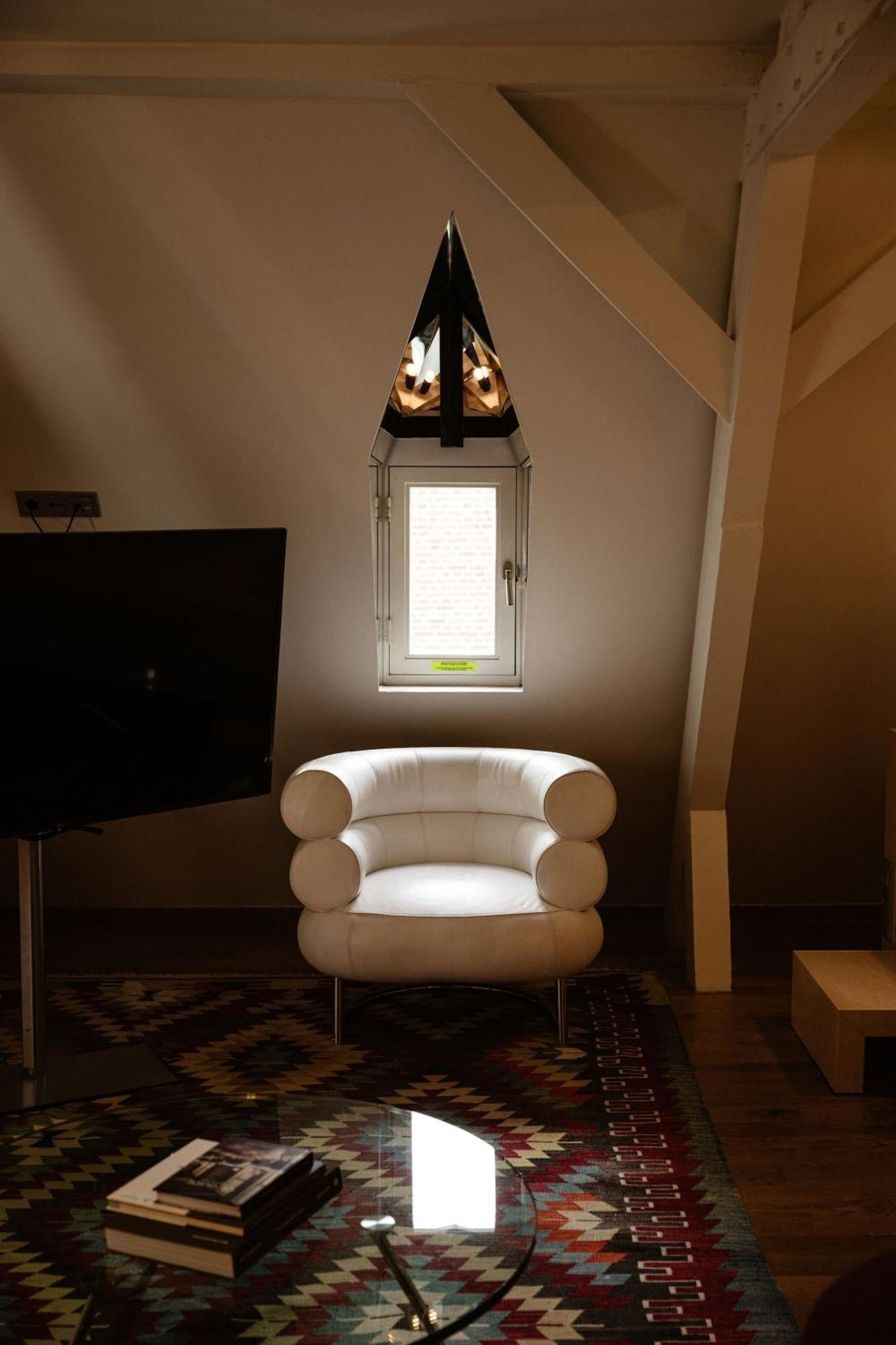 Kruisherenhotel Maastricht - Oostwegel Collection, Member Of Design Hotels Eksteriør billede A chair with LED lighting