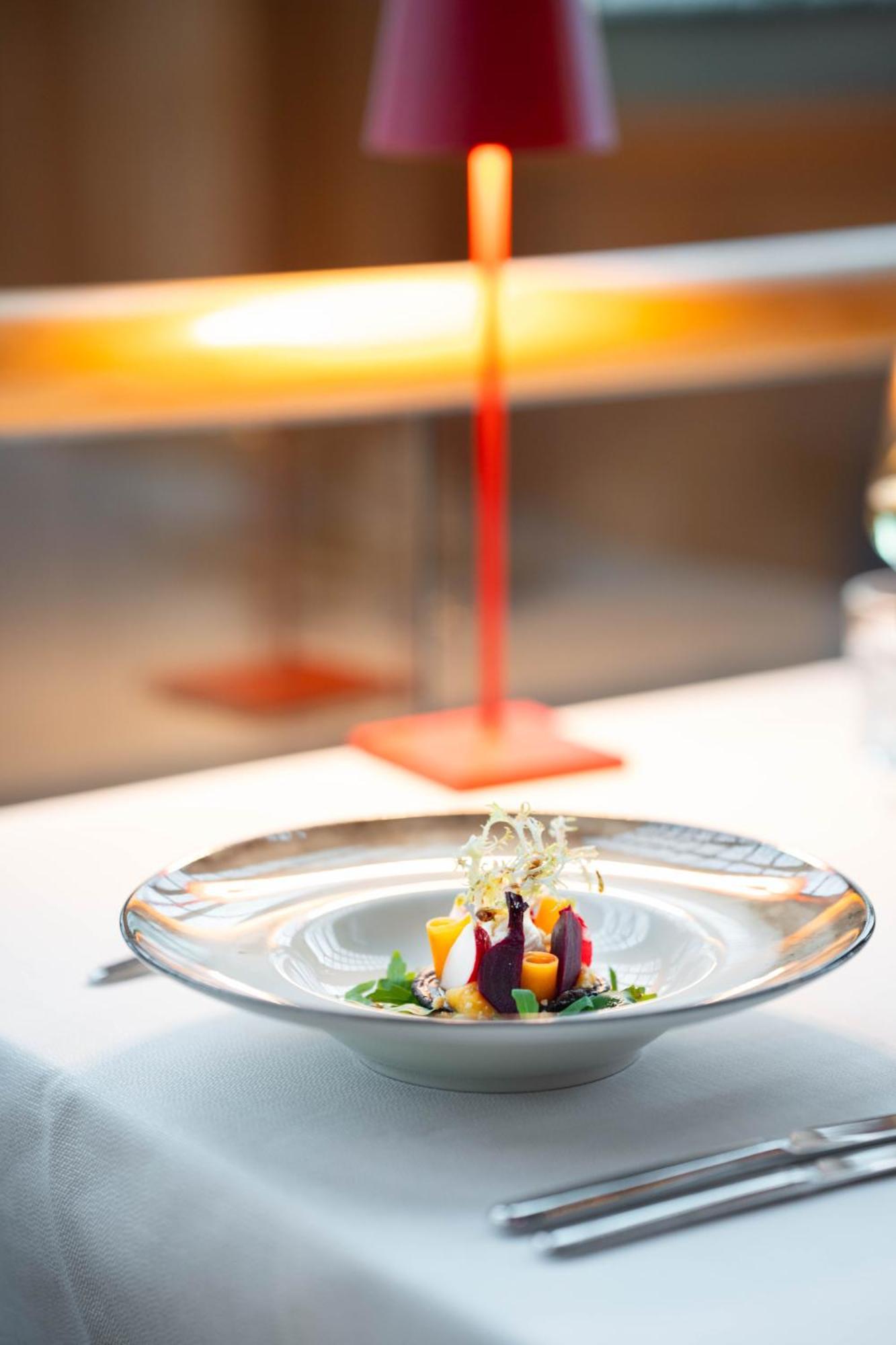 Kruisherenhotel Maastricht - Oostwegel Collection, Member Of Design Hotels Eksteriør billede A dish at the restaurant