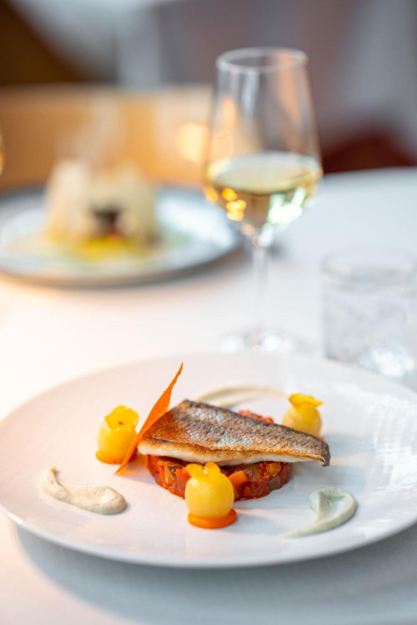 Kruisherenhotel Maastricht - Oostwegel Collection, Member Of Design Hotels Eksteriør billede A plate of food