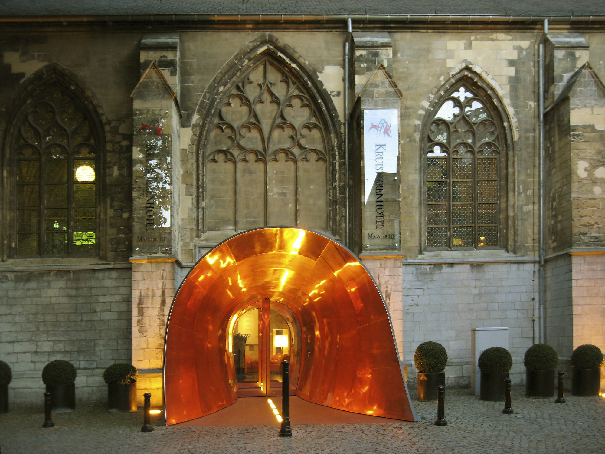 Kruisherenhotel Maastricht - Oostwegel Collection, Member Of Design Hotels Eksteriør billede The entrance to the crypt
